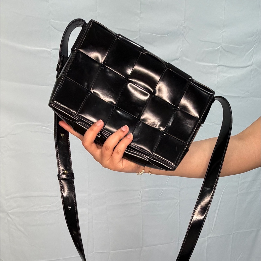BOTTEGA CASSETTE Spazzolato Intrecciato Crossbody Bag Black patent woven - Picture 4 of 17